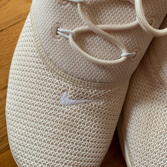 Nike - Picture 2 of 9